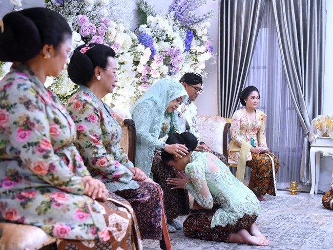 Setelah itu, masuk ke prosesi cethik geni dan adang sepisan. Karena (orangtua Erina) mantu pertama kali, kata penata pernikahan Wigung Wratsangka sehari sebelum acara. Dari empat bersaudara, Erina menjadi anak pertama dari Mohammad Gudono (alm.) dan Sofiatun Gudono yang menikah. Ritual ini meliputi mencuci beras, menyalakan api, menanak nasi yang dinamai sebagai simbol kebersamaan dalam memikul tanggung jawab. Foto: Tim Media Pernikahan Erina-Kaesang/Kris