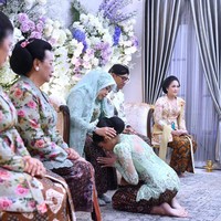 Setelah itu, masuk ke prosesi cethik geni dan adang sepisan. Karena (orangtua Erina) mantu pertama kali, kata penata pernikahan Wigung Wratsangka sehari sebelum acara. Dari empat bersaudara, Erina menjadi anak pertama dari Mohammad Gudono (alm.) dan Sofiatun Gudono yang menikah. Ritual ini meliputi mencuci beras, menyalakan api, menanak nasi yang dinamai sebagai simbol kebersamaan dalam memikul tanggung jawab. Foto: Tim Media Pernikahan Erina-Kaesang/Kris