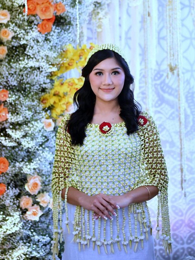 Prosesi berlanjut dengan keluarga meracik air dari tujuh sumber untuk siraman. Salah satunya berasal dari rumah keluarga Presiden Joko Widodo di Solo. Foto: Tim Media Pernikahan Erina-Kaesang/Kris