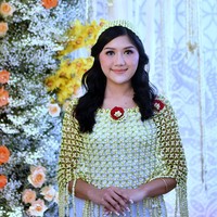 Prosesi berlanjut dengan keluarga meracik air dari tujuh sumber untuk siraman. Salah satunya berasal dari rumah keluarga Presiden Joko Widodo di Solo. Foto: Tim Media Pernikahan Erina-Kaesang/Kris