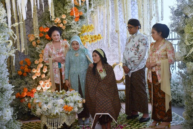 Usai meracik, keluarga masuk ke rumah untuk melakukan majang pasarean di kamar Erina. Turut terlibat dalam prosesi ini Gusti Kanjeng Ratu (GKR) Hemas (istri Sri Sultan Hamengkubuwono X), GKBRAy Paku Alam X (istri dari Kanjeng Gusti Pangeran Adipati Arya Paku Alam X), dan Siti Faridah (istri Mensesneg Pratikno). Foto: Tim Media Pernikahan Erina-Kaesang/Kris
