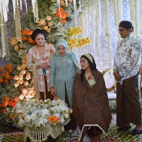 Usai meracik, keluarga masuk ke rumah untuk melakukan majang pasarean di kamar Erina. Turut terlibat dalam prosesi ini Gusti Kanjeng Ratu (GKR) Hemas (istri Sri Sultan Hamengkubuwono X), GKBRAy Paku Alam X (istri dari Kanjeng Gusti Pangeran Adipati Arya Paku Alam X), dan Siti Faridah (istri Mensesneg Pratikno). Foto: Tim Media Pernikahan Erina-Kaesang/Kris