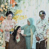 Dari majang pasarean, berlanjut ke prosesi sungkeman yang penuh haru. Mohon maaf atas segala kesalahan dan semua yang kurang berkenan di hati mama, semoga senantiasa dalam lindungan Allah SWT diberikan kebahagiaan lahir batin, ucap Erina sambil bersimpuh di hadapan ibu dan kedua kakaknya. Setelah sungkeman, ia melakoni ritual langkahan dengan memberikan pelangkah kepada Allen dan Nadya. Foto: Tim Media Pernikahan Erina-Kaesang/Kris