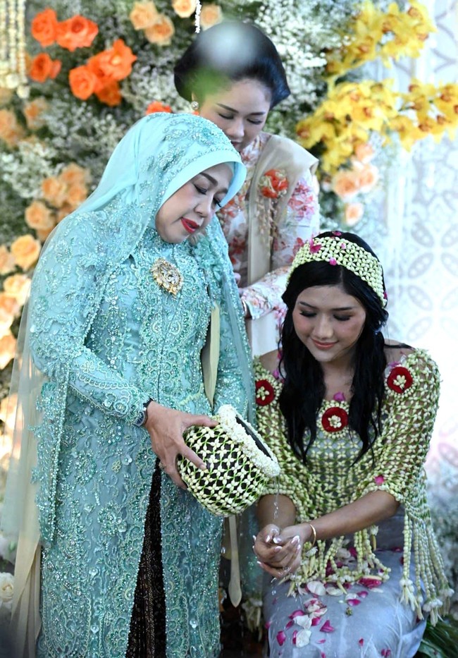 Usai langkahan, baru siraman dilakukan dengan air siraman yang disebut tirto pamor sih. Wigung menjelaskan, esensi dari siraman ini adalah membersihkan jiwa-raga dan lahir-batin dari segala keburukan. Dengan memohon kepada Tuhan bila air siraman ini membasahi kepala, Tuhan yang kaya akan ilmu dan sumber dari segala ilmu pengetahuan, mudah-mudahan memberikan ilmu yang bermanfaat kepada kedua calon mempelai, jelasnya.Foto: Tim Media Pernikahan Erina-Kaesang/Kris