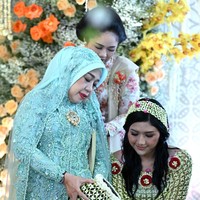 Usai langkahan, baru siraman dilakukan dengan air siraman yang disebut tirto pamor sih. Wigung menjelaskan, esensi dari siraman ini adalah membersihkan jiwa-raga dan lahir-batin dari segala keburukan. Dengan memohon kepada Tuhan bila air siraman ini membasahi kepala, Tuhan yang kaya akan ilmu dan sumber dari segala ilmu pengetahuan, mudah-mudahan memberikan ilmu yang bermanfaat kepada kedua calon mempelai, jelasnya.Foto: Tim Media Pernikahan Erina-Kaesang/Kris