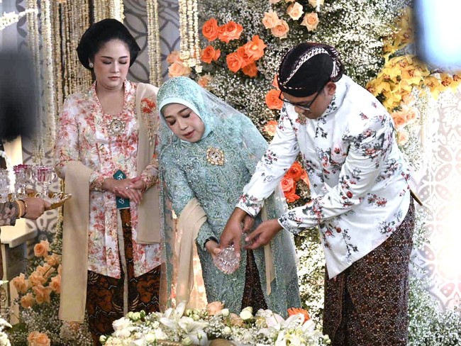 Untuk merampungkan tahap siraman ini, keluarga melaksanakan muloni. Dalam prosesi ini, ibu Erina akan mengucurkan air dari kleting. Kita merujuk pada gaya keraton menggunakan klenting, bukan kendi. Masyarakat ada yang menggunakan kendi, itu tidak salah. Tapi kami dalam hal ini menggunakan referensi dari keraton, ungkap Wigung. Air yang mengucur dari klenting melambangkan curahan kasih sayang dan perhatian ibu Erina terhadap anak-anaknya yang tak pernah habis. Foto: Tim Media Pernikahan Erina-Kaesang/Kris