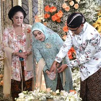 Untuk merampungkan tahap siraman ini, keluarga melaksanakan muloni. Dalam prosesi ini, ibu Erina akan mengucurkan air dari kleting. Kita merujuk pada gaya keraton menggunakan klenting, bukan kendi. Masyarakat ada yang menggunakan kendi, itu tidak salah. Tapi kami dalam hal ini menggunakan referensi dari keraton, ungkap Wigung. Air yang mengucur dari klenting melambangkan curahan kasih sayang dan perhatian ibu Erina terhadap anak-anaknya yang tak pernah habis. Foto: Tim Media Pernikahan Erina-Kaesang/Kris