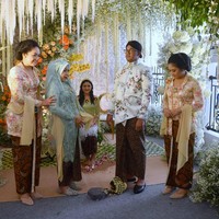 Kemudian klenting dipecah dalam upacara mecah pamor yang juga sarat filosofi kehidupan. Dijelaskan Wigung, pamor adalah gambar guratan bilah keris pusaka, hasil tempaan para empu dengan logam pilihan. Pecahan tersebut membentuk guratan yang indah. Pecah pamor bukan rusak, tetapi justru muncul kecantikan, keindahan, dan kepribadian yang baik-baik. Demikian pula yang diharapkan, pamornya calon pengantin akan muncul. Pamor sejati bagi orang hidup adalah tindak-tanduk, tingkah laku, muna-muni, iman dan takwa, terang Wigung. Foto: Tim Media Pernikahan Erina-Kaesang/Kris