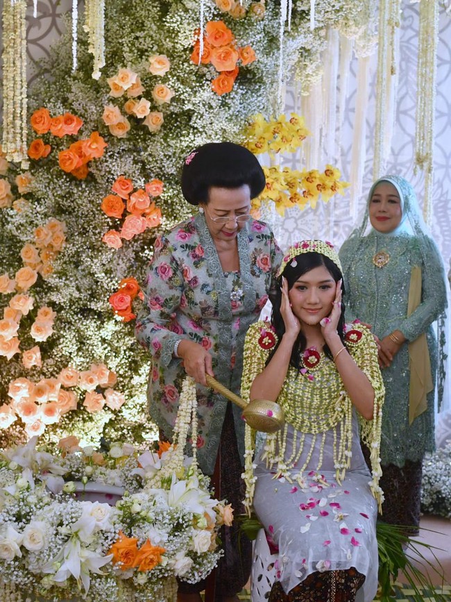 Setelah siraman, tubuh Erina Gudono dibungkus dengan selembar batik khas Yogyakarta bermotif bulat-bulat yang disebut gerompol. Kata gerompol bermakna ngumpul. Filosofinya, mudah-mudahan pernikahan ini membawa kerukunan tidak saja untuk Erina dan Kaesang, tapi juga kerukunan kedua keluarga, tutup Wigung. Foto: Tim Media Pernikahan Erina-Kaesang/Kris