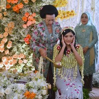 Setelah siraman, tubuh Erina Gudono dibungkus dengan selembar batik khas Yogyakarta bermotif bulat-bulat yang disebut gerompol. Kata gerompol bermakna ngumpul. Filosofinya, mudah-mudahan pernikahan ini membawa kerukunan tidak saja untuk Erina dan Kaesang, tapi juga kerukunan kedua keluarga, tutup Wigung. Foto: Tim Media Pernikahan Erina-Kaesang/Kris