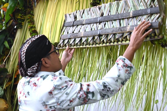 Siraman Erina Gudono berlangsung di rumah keluarganya di Dusun Purwosari, Mlati, Sleman, Yogyakarta, pada Jumat (9/12/2022) pagi. Ia melakoni siraman yang agak berbeda dari Kaesang karena statusnya sebagai anak ketiga yang pertama kali menikah. Terdiri dari tujuh ritual, prosesi diawali dengan pemasangan bleketepe di depan rumah oleh keluarga yang diwakili oleh kakak pertama Erina, Allen Gudono sebagai wali. Foto: Tim Media Pernikahan Erina-Kaesang/Kris