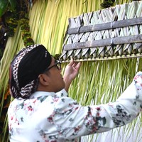 Siraman Erina Gudono berlangsung di rumah keluarganya di Dusun Purwosari, Mlati, Sleman, Yogyakarta, pada Jumat (9/12/2022) pagi. Ia melakoni siraman yang agak berbeda dari Kaesang karena statusnya sebagai anak ketiga yang pertama kali menikah. Terdiri dari tujuh ritual, prosesi diawali dengan pemasangan bleketepe di depan rumah oleh keluarga yang diwakili oleh kakak pertama Erina, Allen Gudono sebagai wali. Foto: Tim Media Pernikahan Erina-Kaesang/Kris