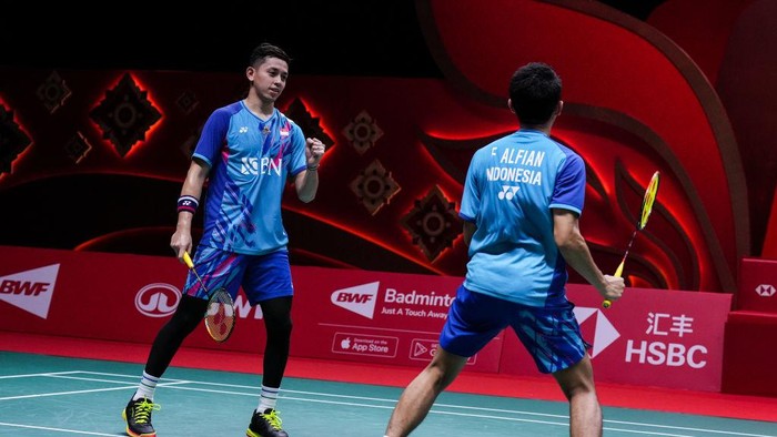 BANGKOK, THAILAND - DECEMBER 08: Fajar Alfian (R) and Muhammad Rian Ardianto of Indonesia celebrate the victory in the Mens Doubles Round Robin match against Takuro Hoki and Yugo Kobayashi of Japan during day two of the HSBC BWF World Tour Finals 2022 at Nimibutr Arena on December 08, 2022 in Bangkok, Thailand. (Photo by Shi Tang/Getty Images)
