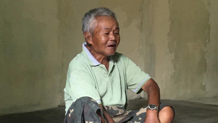 Abah Oleh yang gerobak ciloknya terbakar.