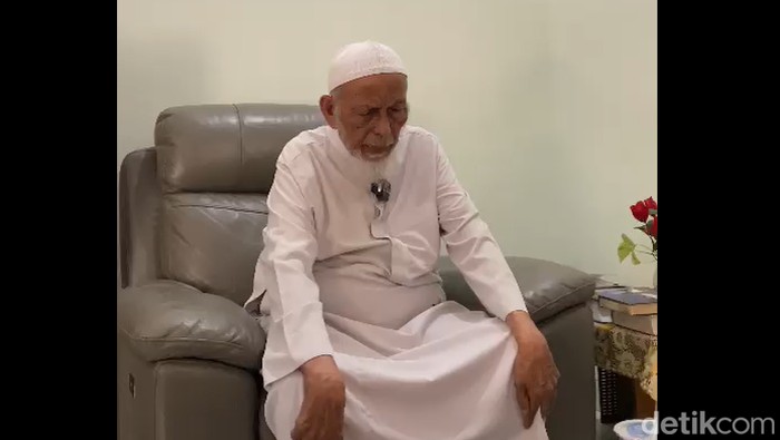 Abu Bakar Baasyir mendoakan tasyakuran pernikahan Kaesang Pangarep dan Erina Gudono berjalan lancar. Doa ini disampaikan lewat video yang tersebar viral, Jumat (9/12/2022). 
Video ini telah dibenarkan pihak Ponpes Ngruki,