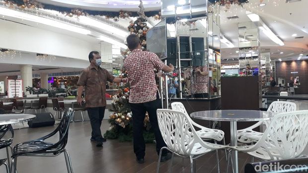 Layar monitor yang disediakan di Ambarrukmo Plaza agar masyarakat bisa menyaksikan akad nikah Kaesang-Erina di Pendopo Agung Royal Ambarukkmo. Jumat (9/12/2022).