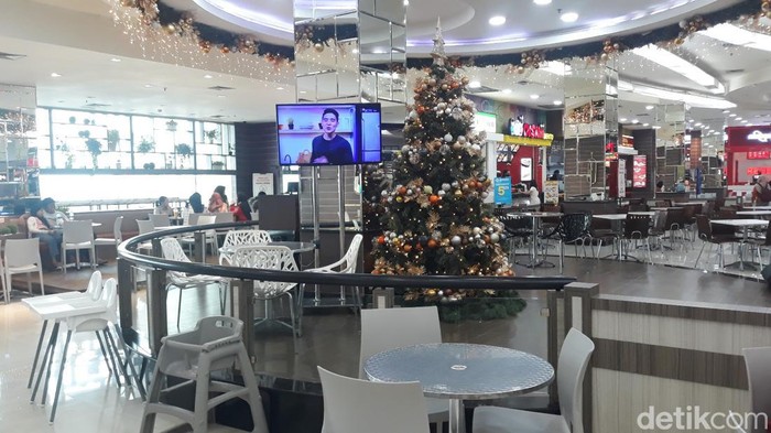 Layar monitor yang disediakan di Ambarrukmo Plaza agar masyarakat bisa menyaksikan akad nikah Kaesang-Erina di Pendopo Agung Royal Ambarukkmo. Jumat (9/12/2022).