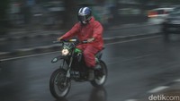 Diketahui Pemprov DKI Jakarta akan mengkaji penerapan work from home (WFH) untuk menindaklanjuti arahan Presiden Joko Widodo (Jokowi) terkait cuaca ekstrem menjelang akhir tahun.