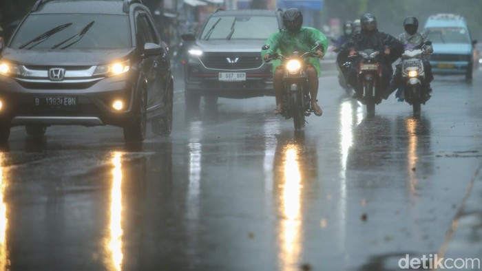 Pemprov DKI Jakarta akan mengkaji penerapan WFH untuk menindaklanjuti arahan Presiden Jokowi terkait cuaca ekstrem menjelang akhir tahun.
