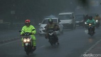 Heru menuturkan, saat ini pun dirinya telah meminta setiap perusahaan untuk mengizinkan karyawannya bekerja dari rumah apabila cuaca ekstrem melanda Ibu Kota. Kendati begitu, ketentuan tersebut sifatnya hanya imbauan semata.