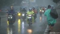 Sebagaimana diketahui, Presiden Joko Widodo (Jokowi) mengingatkan ancaman cuaca ekstrem menjelang akhir tahun. Dia meminta semua pihak memaksimalkan peringatan dini dan mitigasi bencana. Hal itu disampaikan Jokowi saat rapat kabinet di Istana Merdeka, Jakarta Pusat, Selasa (6/12). Jokowi meminta semua pihak memberikan perhatian terkait hal itu.