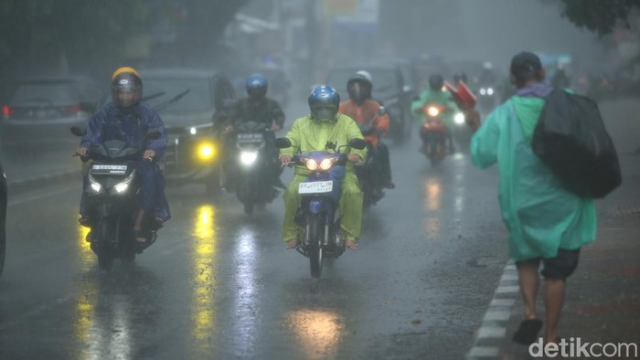 Pemprov DKI Jakarta akan mengkaji penerapan WFH untuk menindaklanjuti arahan Presiden Jokowi terkait cuaca ekstrem menjelang akhir tahun.