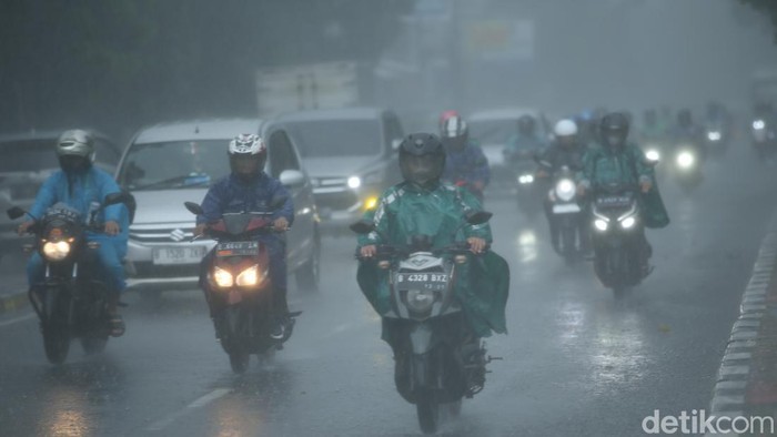 Pemprov DKI Jakarta akan mengkaji penerapan WFH untuk menindaklanjuti arahan Presiden Jokowi terkait cuaca ekstrem menjelang akhir tahun.