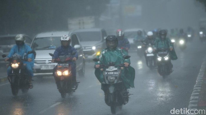 Ancang-ancang Pemprov DKI soal WFH Cuaca Esktrem Pemprov DKI Jakarta akan mengkaji penerapan WFH untuk menindaklanjuti arahan Presiden Jokowi terkait cuaca ekstrem menjelang akhir tahun.