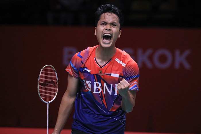 Pebulutangkis tunggal putra Indonesia Anthony Sinisuka Ginting memukul kok ke arah lawannya asal Taiwan Chou Tien Chen dalam pertandingan kedua fase grup B BWF World Tour Finals 2022 di Nimibutr Arena, Bangkok, Thailand, Kamis (8/12/2022). Ginting meraih kemenangan keduanya pada penyisihan Grup B tersebut dengan skor 21-14, 12-21, dan 21-19 atas Chou. ANTARA FOTO/Handout/Humas PBSI/app/hp.