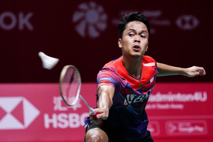 BANGKOK, THAILAND - DECEMBER 08: Anthony Sinisuka Ginting of Indonesia competes in the Mens Singles Round Robin match against Chou Tien Chen of Chinese Taipei during day two of the HSBC BWF World Tour Finals 2022 at Nimibutr Arena on December 08, 2022 in Bangkok, Thailand. (Photo by Shi Tang/Getty Images)