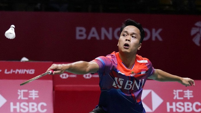 Indonesias Anthony Sinisuka Ginting competes against Singapores Loh Kean Yew during their mens singles Group B badminton match at the BWF World Tour Finals in Bangkok, Thailand, Friday, Dec. 9, 2022. (AP Photo/Sakchai Lalit)