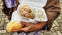 Menu makanan berupa nasi ayam atau lontong sayur senilai kira-kira Rp 15.000/boks.  