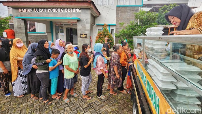 Antrean Warga Serbu Nasi Boks Murah di Tangsel Warga mengantre penjualan makanan murah di halaman Kantor Kelurahan Pondok Betung, Tangerang Selatan, Jumat (9/12/2022).