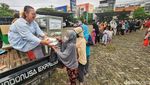 Antrean Warga Serbu Nasi Boks Murah di Tangsel