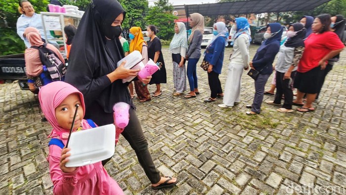 Antrean Warga Serbu Nasi Boks Murah di Tangsel Warga mengantre penjualan makanan murah di halaman Kantor Kelurahan Pondok Betung, Tangerang Selatan, Jumat (9/12/2022).