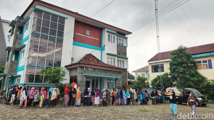 Warga mengantre penjualan makanan murah di halaman Kantor Kelurahan Pondok Betung, Tangerang Selatan, Jumat (9/12/2022).