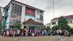 Antrean Warga Serbu Nasi Boks Murah di Tangsel