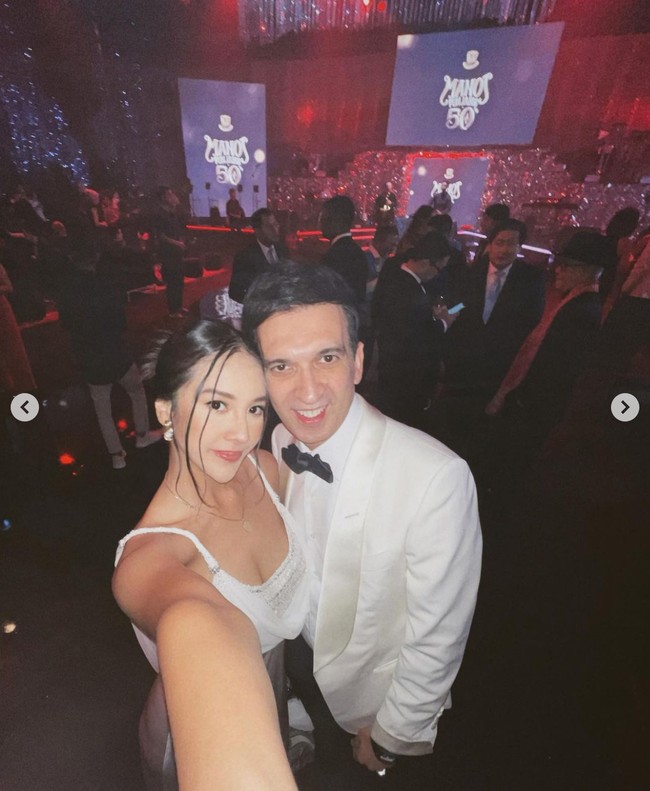 Jadi salah satu tamu undangan di acara ulang tahun Manoj Punjabi, Anya Geraldine tampil seksi mengenakan gaun tanpa lengan berwarna putih. Rambutnya tampak simpel dengann hanya dicepol ke belakang dan menyisakan sedikit poni panjanagnya di sisi kiri dan kanan rambut. Foto: Instagram/@anyageraldine