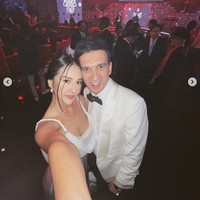 Jadi salah satu tamu undangan di acara ulang tahun Manoj Punjabi, Anya Geraldine tampil seksi mengenakan gaun tanpa lengan berwarna putih. Rambutnya tampak simpel dengann hanya dicepol ke belakang dan menyisakan sedikit poni panjanagnya di sisi kiri dan kanan rambut. Foto: Instagram/@anyageraldine