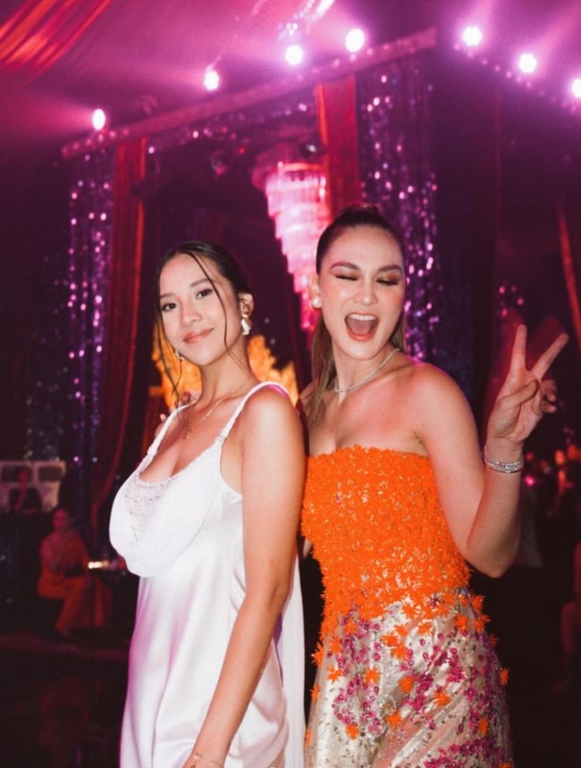 Anya juga terlihat berpose bersama beberapa rekan artisnya selama di sana, salah satunya Luna Maya. Berbeda dari Anya, Luna memilih tampil mengenakan gaun berwarna oranye. Penampilan keduanya pun terlihat memukau. Foto: Instagram/@anyageraldine