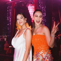 Anya juga terlihat berpose bersama beberapa rekan artisnya selama di sana, salah satunya Luna Maya. Berbeda dari Anya, Luna memilih tampil mengenakan gaun berwarna oranye. Penampilan keduanya pun terlihat memukau. Foto: Instagram/@anyageraldine