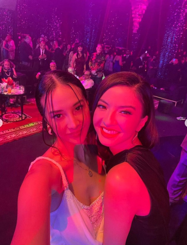 Tak hanya bersama Luna, Anya juga memamerkan potretnya bersama Raline Shah. Sesuai dengan tema pesta, yaitu THE GREATEST SHOWMAN, para tamu undangan yang hadir pun terlihat berpenampilan menyesuaikan tema tersebut. Foto: Instagram/@anyageraldine