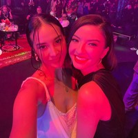 Tak hanya bersama Luna, Anya juga memamerkan potretnya bersama Raline Shah. Sesuai dengan tema pesta, yaitu THE GREATEST SHOWMAN, para tamu undangan yang hadir pun terlihat berpenampilan menyesuaikan tema tersebut. Foto: Instagram/@anyageraldine