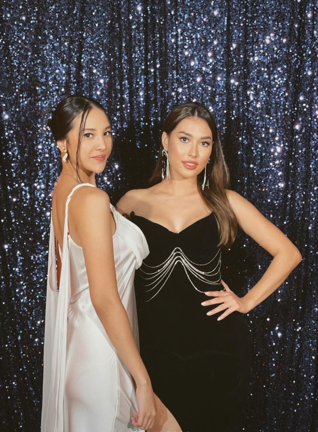 Tak ketinggalan Frederica Cull juga tampil mempesona menghadiri acara ulang tahun ke-50 Manoj Punjabi. Frederica tampil mengenakan gaun berwarna hitam. Foto: Instagram/@anyageraldine