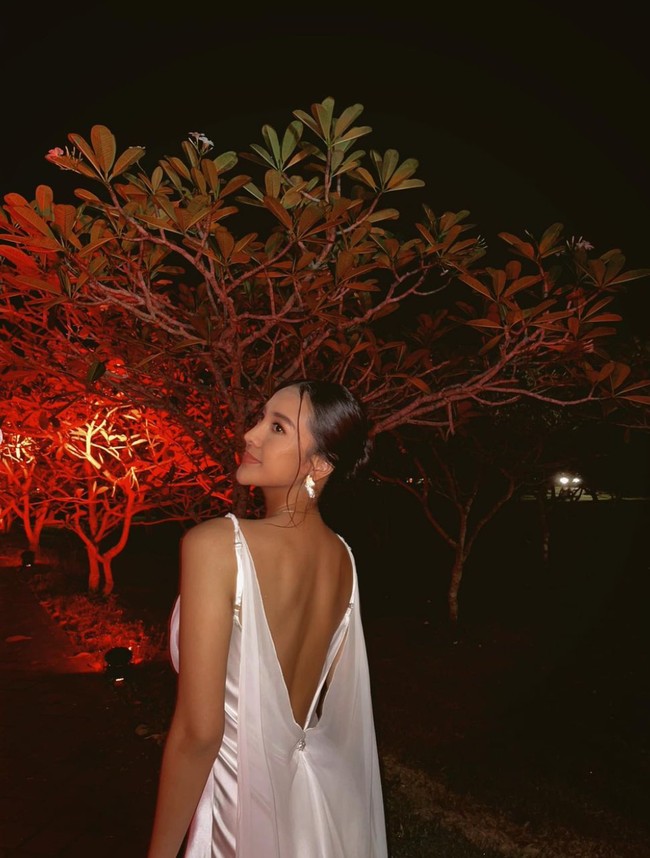 Penampilan Anya Geraldine itu kian menawan dengan pulasan makeup natural dan sepasang anting berwarna senada. Bahkan ada netizen yang sampai menyebutnya bidadari tak bersayap. Bidadari tak bersayap, komentar salah seorang netizen. Foto: Instagram/@anyageraldine