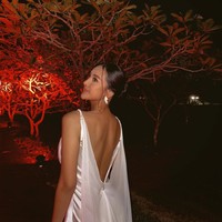 Penampilan Anya Geraldine itu kian menawan dengan pulasan makeup natural dan sepasang anting berwarna senada. Bahkan ada netizen yang sampai menyebutnya bidadari tak bersayap. Bidadari tak bersayap, komentar salah seorang netizen. Foto: Instagram/@anyageraldine