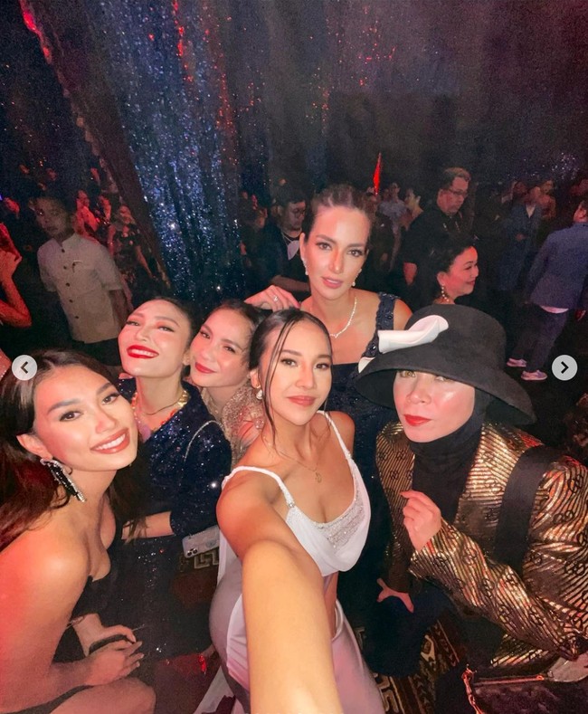 Melalui akun Instagram pribadinya Anya Geraldine tampak membagikan foto-foto saat dirinya menghadiri acara pesta ulang tahun Manoj Punjabi. Bersama para rekan-rekan artis lainnya, Anya tampak begitu menikmati pesta tersebut. Foto: Instagram/@anyageraldine