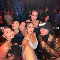 Melalui akun Instagram pribadinya Anya Geraldine tampak membagikan foto-foto saat dirinya menghadiri acara pesta ulang tahun Manoj Punjabi. Bersama para rekan-rekan artis lainnya, Anya tampak begitu menikmati pesta tersebut. Foto: Instagram/@anyageraldine