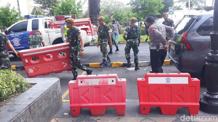 Aparat keamanan menjaga ketat akses menuju Pendopo Agung Royal Ambarrukmo dengan memasang water barrier, Jumat (9/12/2022).