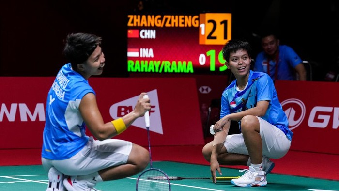 BANGKOK, THAILAND - DECEMBER 08: Apriyani Rahayu (L) and Siti Fadia Silva Ramadhanti of Indonesia react after beaten by Zheng Yu and Zhang Shuxian of China in the Womens Doubles Round Robin match during day two of the HSBC BWF World Tour Finals 2022 at Nimibutr Arena on December 08, 2022 in Bangkok, Thailand. (Photo by Shi Tang/Getty Images)
